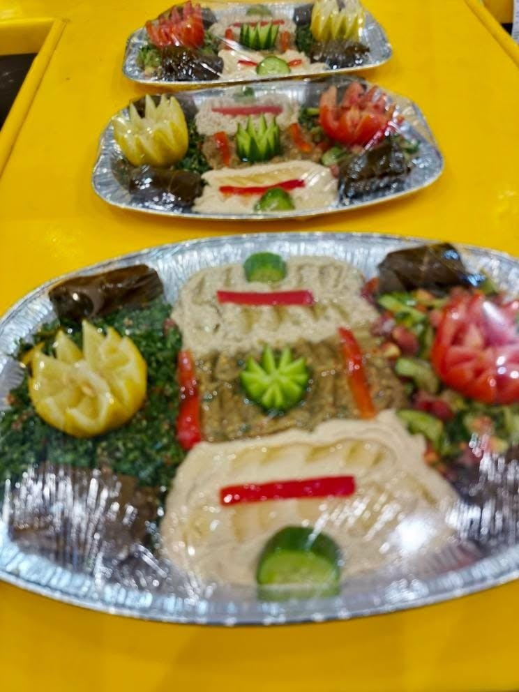صحن مقبلات كبير